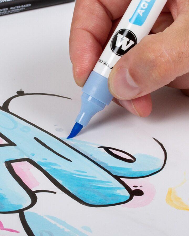 Hand mit wasserbasierten Pinselstift färbt Schrift blau ein