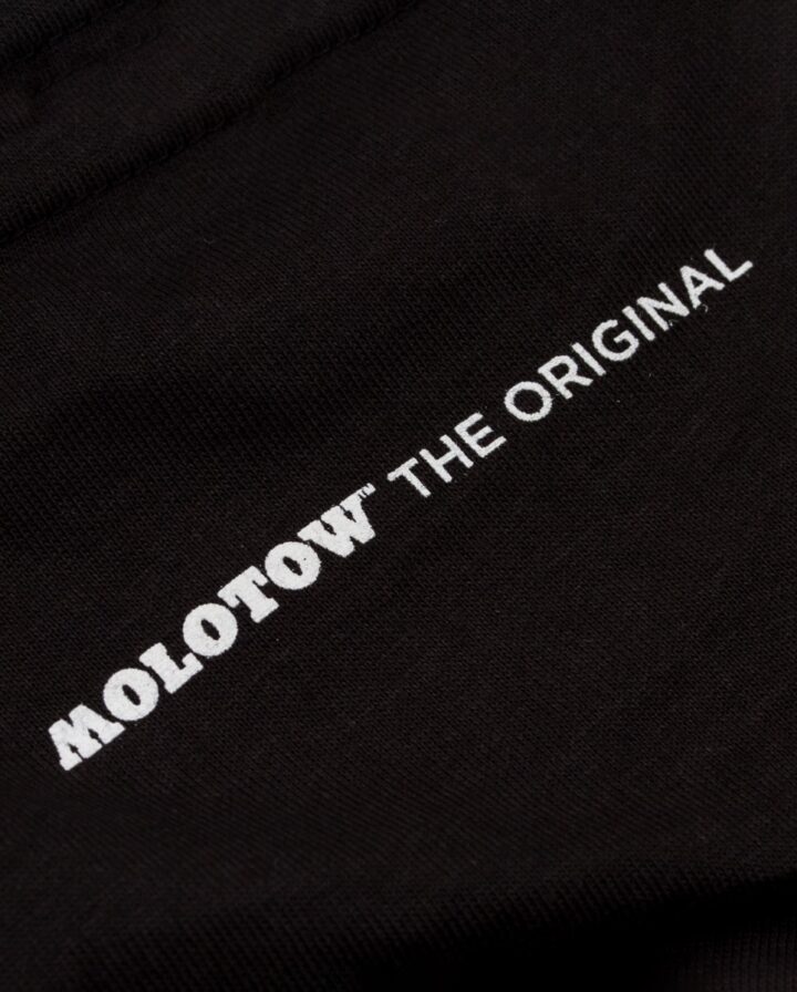 weiß gedruckter MOLOTOW™ Markenname im Nackenbereich eines schwarzen T-Shirts