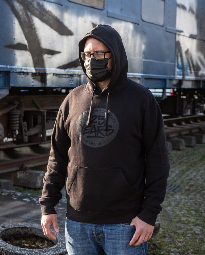 gemütlicher schwarzer Hoodie aus 80% Baumwolle und schwarzem Print