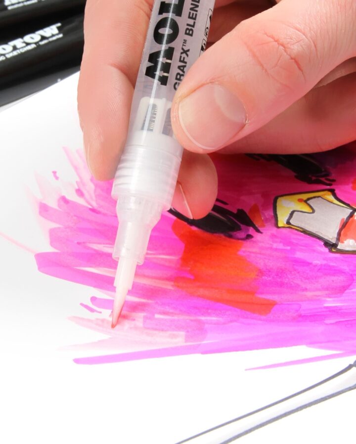 Hand mit transparentem Pinselstift hellt pinkes Artwork auf und verdünnt die Farbe