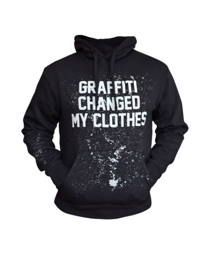 Schwarzer Kapuzenpullover mit weißem Schriftzug "Graffiti changed my clothes" und weißen Farbspritzern als Print