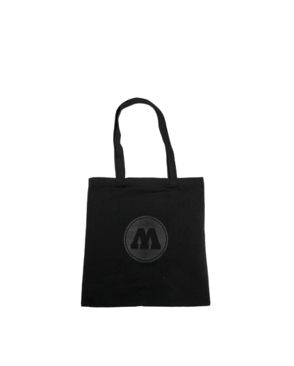 schwarze Stofftasche mit schwarz aufgedrucktem Logo