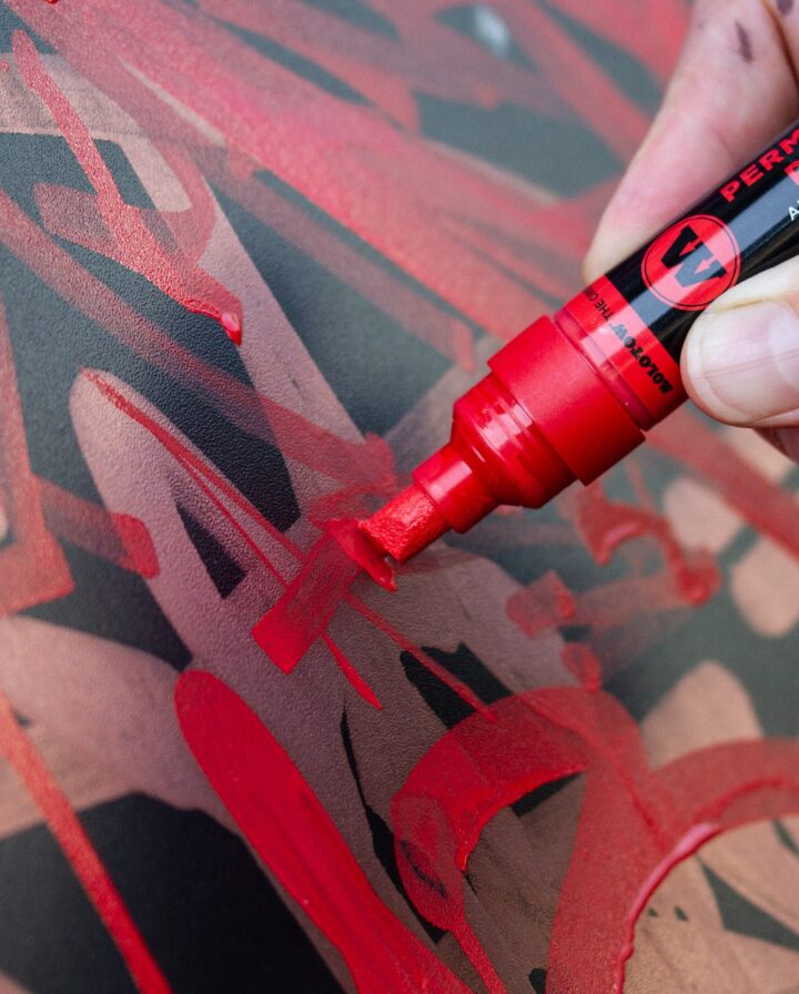 Roter Permanent Paint Marker Nahaufnahme beim Schreiben